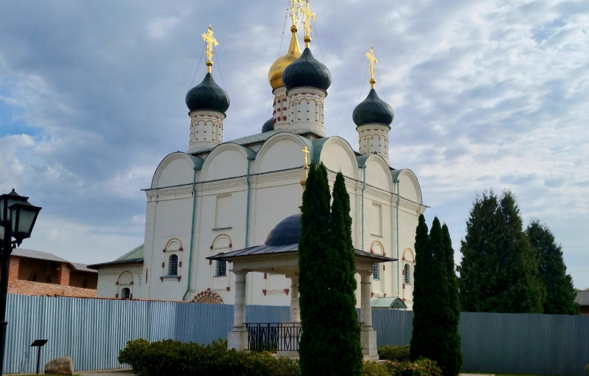 Никольский собор на  территории Кремля. Фото автора статьи.