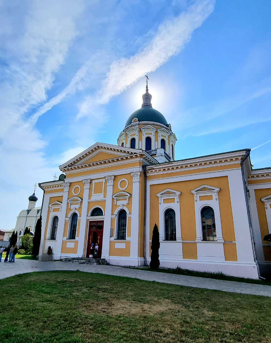 Иоанно-Предтеченский собор на  территории Кремля. Фото автора статьи.