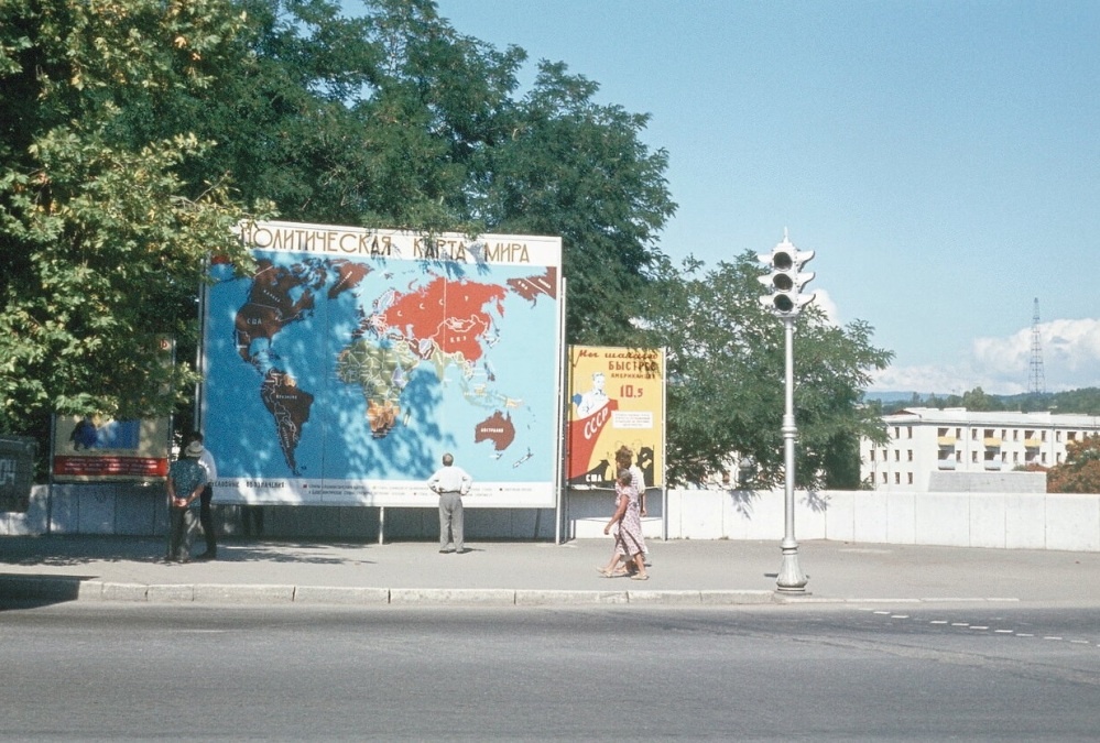 Красивые и просторные советские улицы, где были правильные плакаты и минимум рекламы, особенно впечатляют по сей день советские фонари, светофоры, всё очень красиво смотрелось!