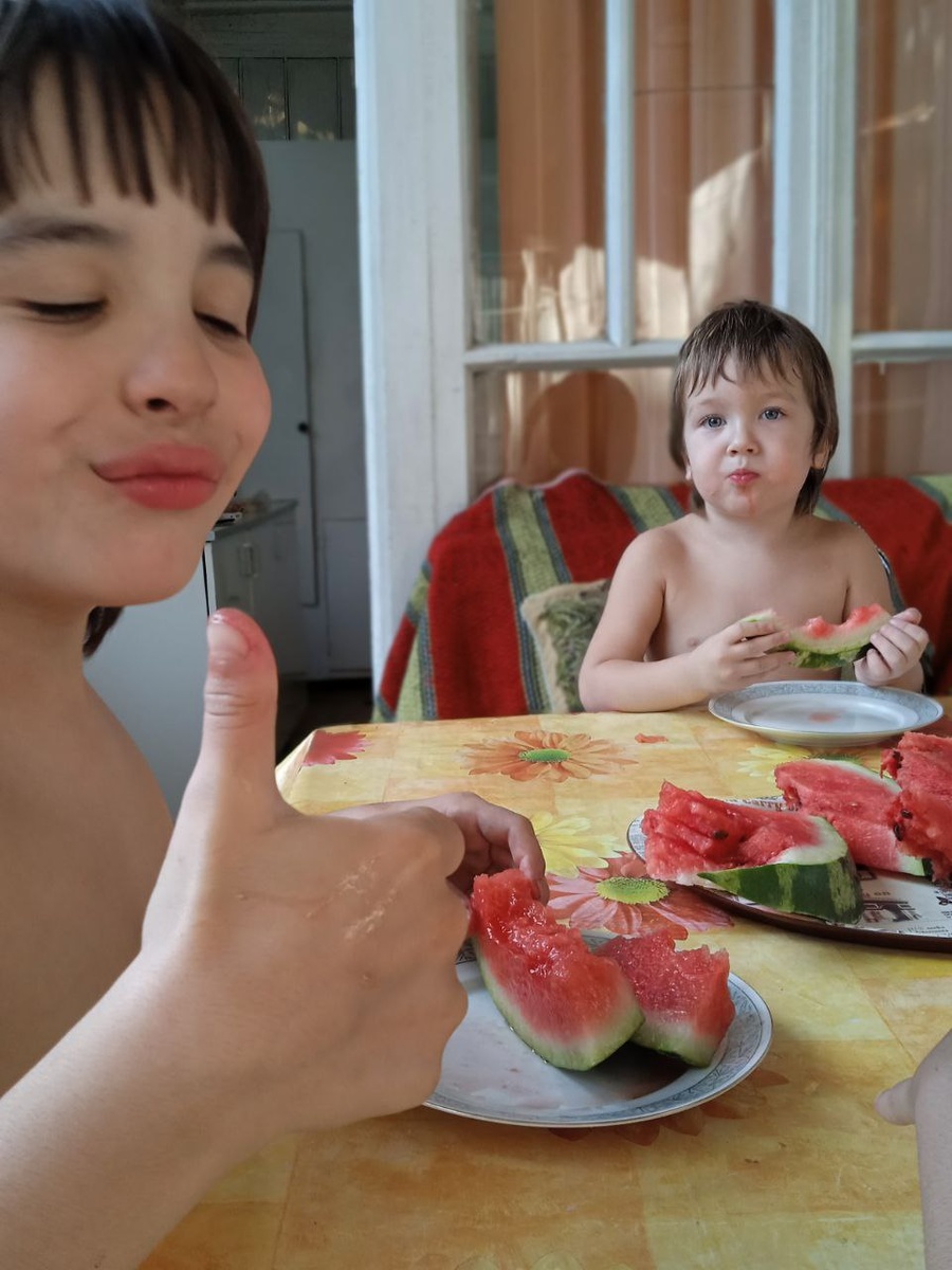 P.S. Вечерний вопрос от Бамбатика: - А когда я, вырасту, у меня будет много крестьянок?.. 
Будет, будет, сынок. И с руки кормить их будешь, и выгуливать. Барин ты наш. 