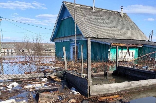    Так выглядел дом тюменской пенсионерки во время паводка. Фото: личный архив/ Галина Гилева