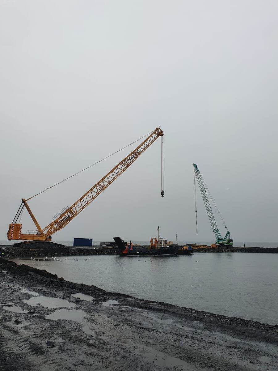 Liebherr LR 1600 и KOBELCO CKS 800 компании Гринкран