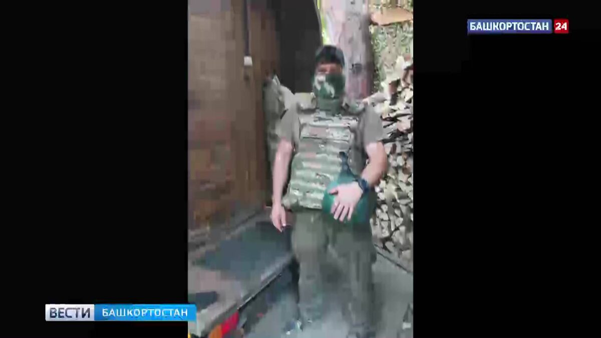    Бойцы СВО поблагодарили журналистов ГТРК "Башкортостан" за подаренную им баню-бочку