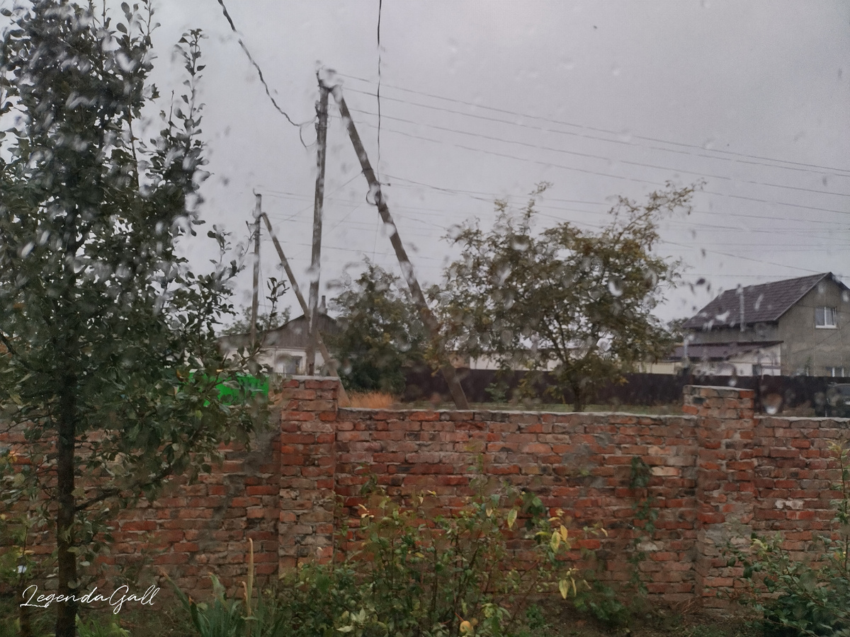 Дождь по стенам, дождь по окнам....