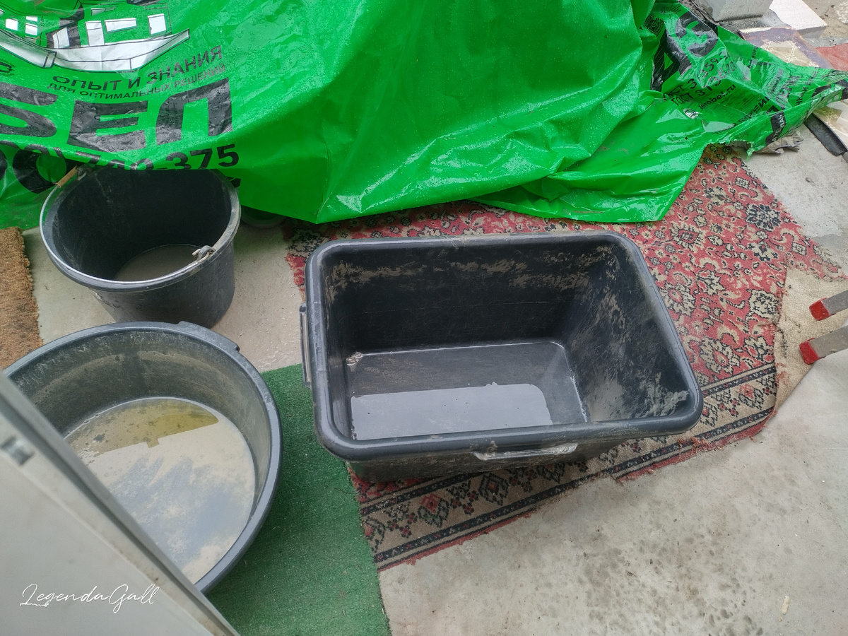 Наша веранда без крыши... Это еще только начинало капать, сейчас почти по половине тазиков налило...