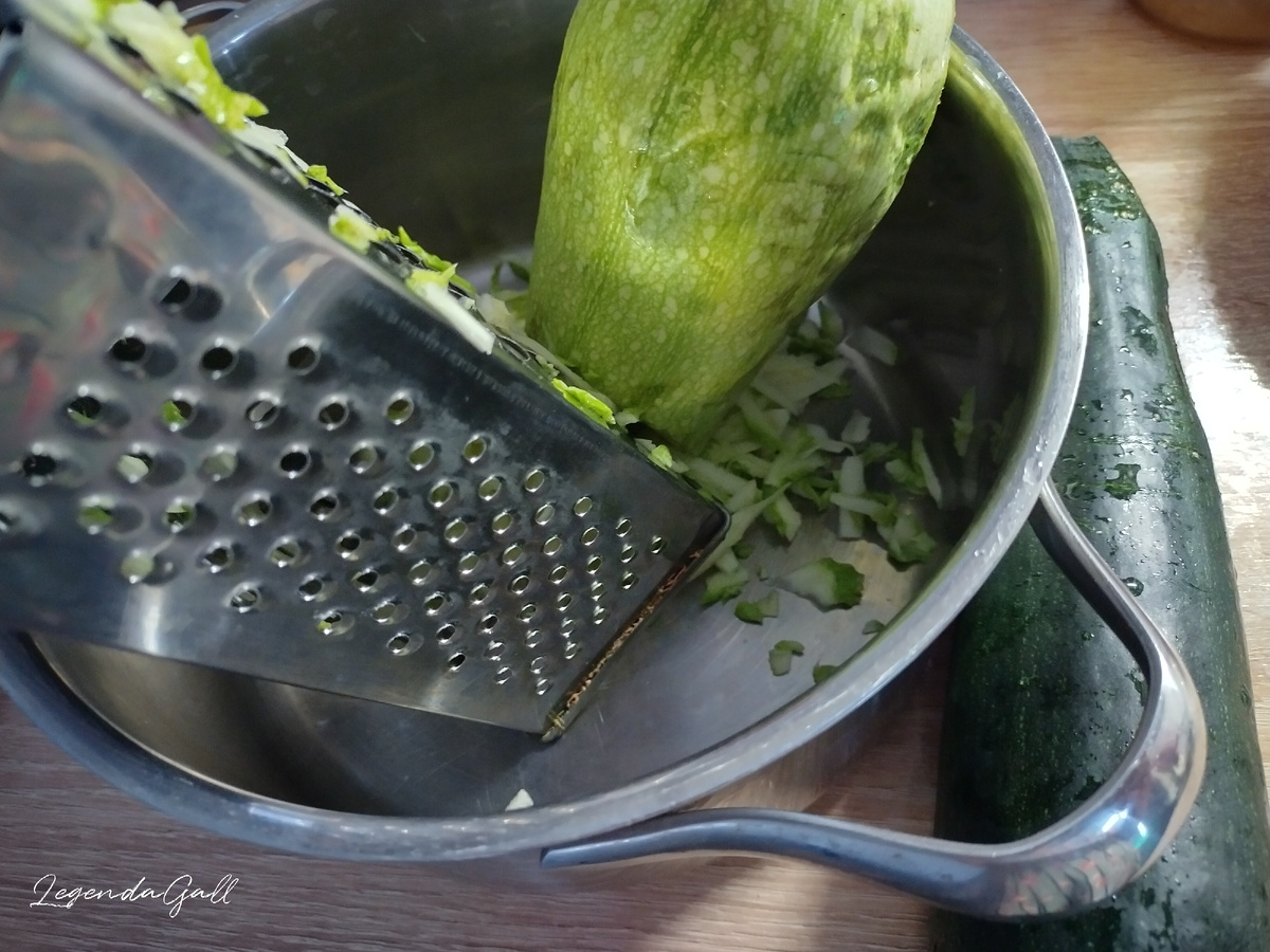 Кабак натираю, цуккини рядом ждет