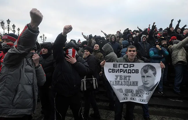 2010 год. Русские фанаты пришли на Манежную площадь сказать всё, что думают о покровительстве силовиков бандитам с Кавказа. Прошло 14 лет. Фанатов нет, а покровительство осталось. Фото: Владимир Астапкович / ТАСС / Scanpix / LETA