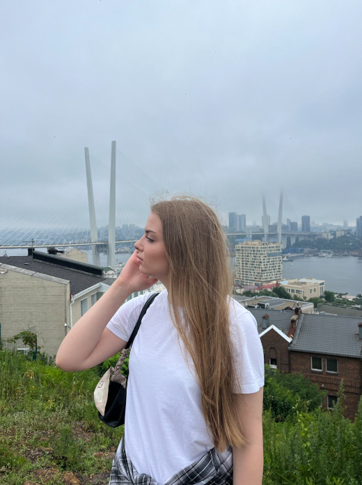 Этим летом побывала в городе Владивосток, на фото один из моих любимых образов - обычна белая футболка, рубашка на поясе и свободные джинсы (к сожалению, на фото не видно)