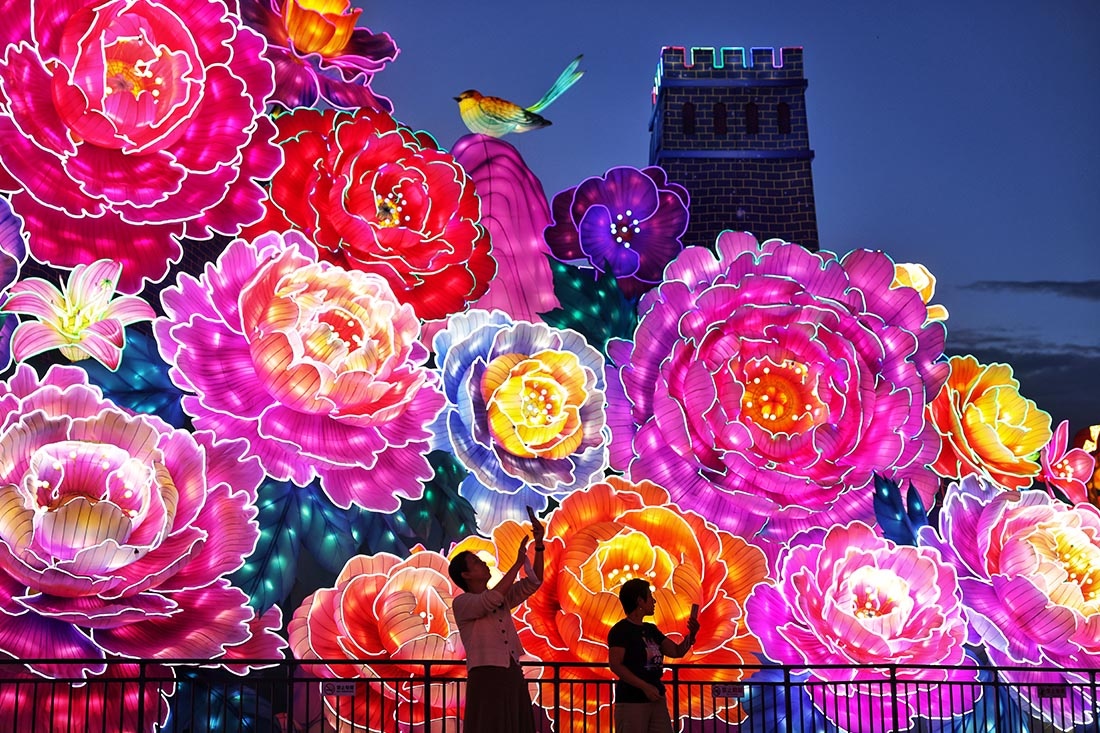 Фестиваль фонарей в Пекине, на нем представлено более 200 отдельных тематических выставок фонарей