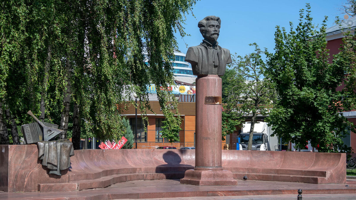 Памятник М.Е.Пятницкому в Воронеже