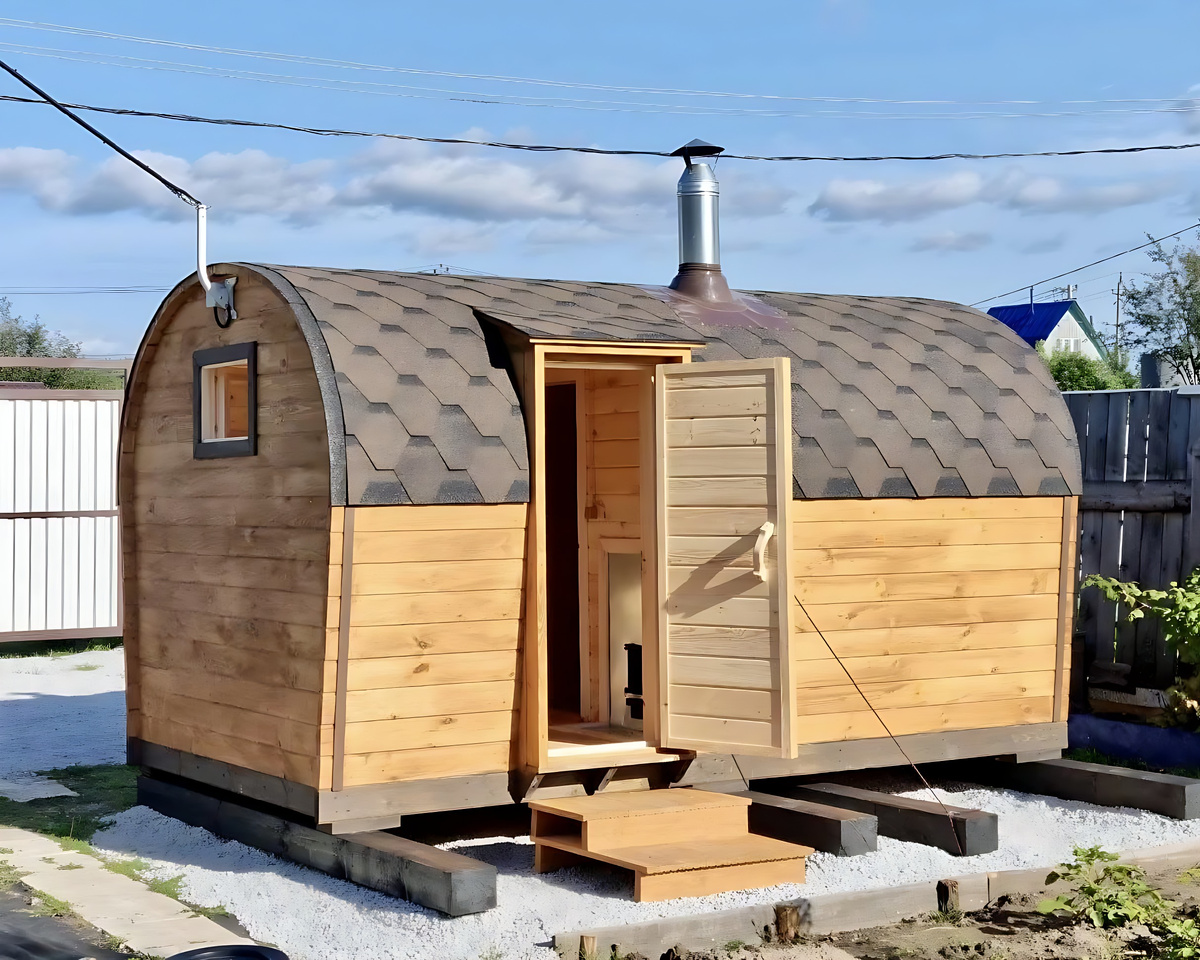 Баня-полубочка доставляется в собранном виде на участок