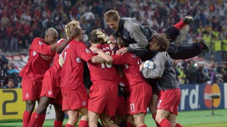    Футболисты «Ливерпуля» празднуют победу в финале Лиги чемпионов. 2005 год. Global Look Press