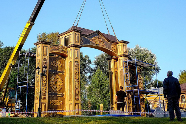    В Кирове начали устанавливать «Ворота Русского Севера»