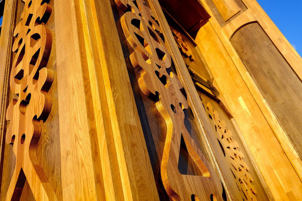    В Кирове начали устанавливать «Ворота Русского Севера»