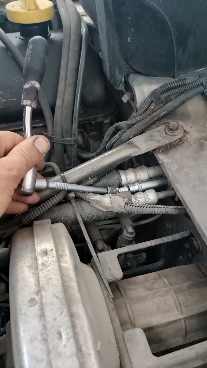 Откручиваем прижимную планку трубок кондиционера