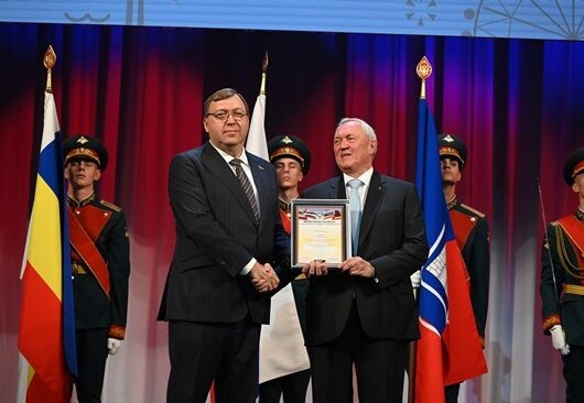    Председатель Заксобрания Ростовской области Александр Ищенко награждает Председателя Совета директоров банка «Центр-инвест», профессора, д.э.н. Василия Высокова // фото: пресс-служба Центр-инвест