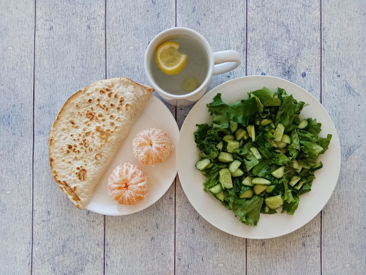 Завтрак. Лаваш с сыром и курицей, салат, мандарины и чай с имбирём и лимоном. Уже появились мои любимые мандарины с листочком, которые пахнут Новым годом). После завтрака ещё ела хлеб с селёдкой. 