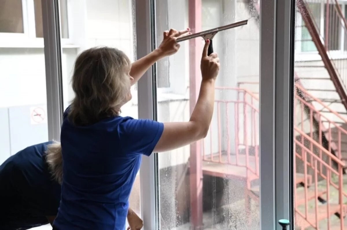    Белгородские власти считают, что бронепленка в школах Алексеевки не нужна