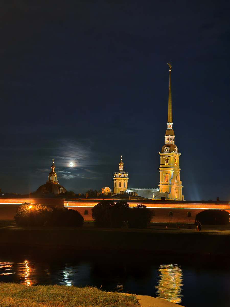 Луна над Петропавловской крепостью 17.09.2024 (фотография автора)