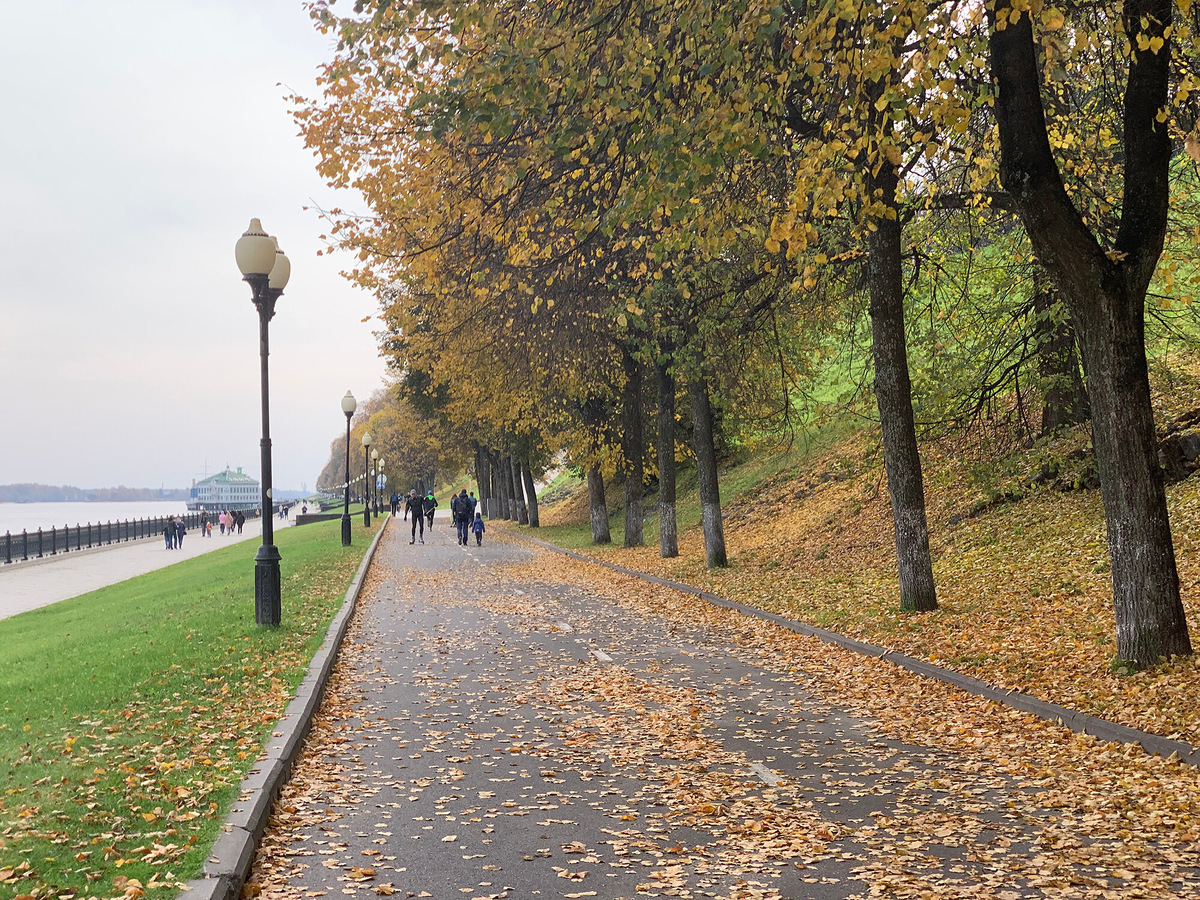 Золотая осень — мой сезон-фаворит для поездок по русским городам. Тёплый шарф, кофе с корицей, избранная проза мастеров русской словесности XIX века в качестве спутника в поезде. Идеальный побег от суетных будней столицы. На фото — набережная Ярославля, вдали виднеется гостиница на воде — «Волжская жемчужина». Фото: Мария Баларёва