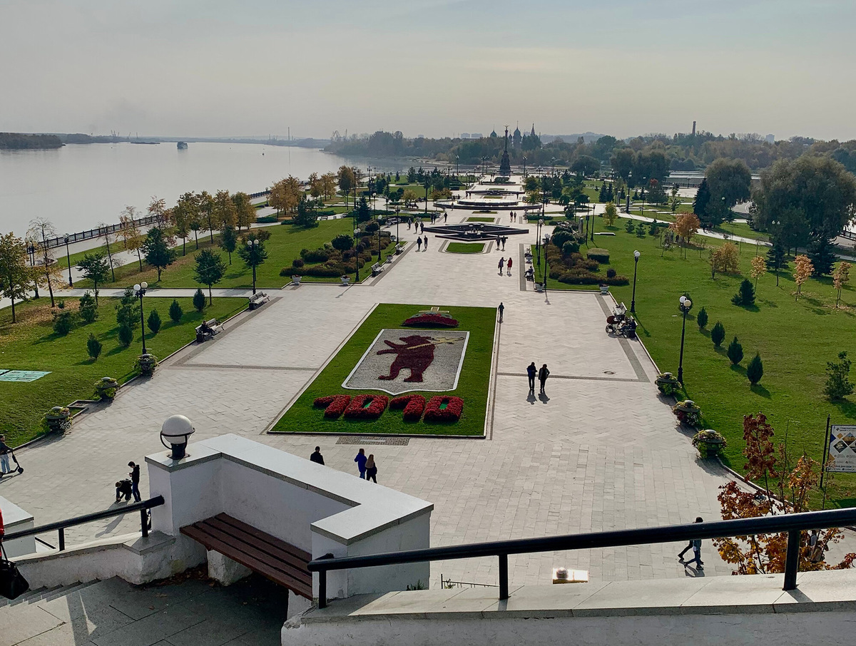 Ярославская стрелка, где река Которосль впадает в Волгу, — главное туристическое место. К тысячелетнему юбилею города здесь разбили великолепный парк, по набережной проходит велодорожка. Фото: Мария Баларёва