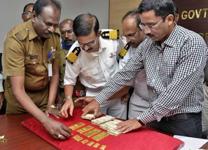 Полиция в Индии демонстрирует изъятое контрабандное золото. Фото с сайта https://goldenfront.ru/