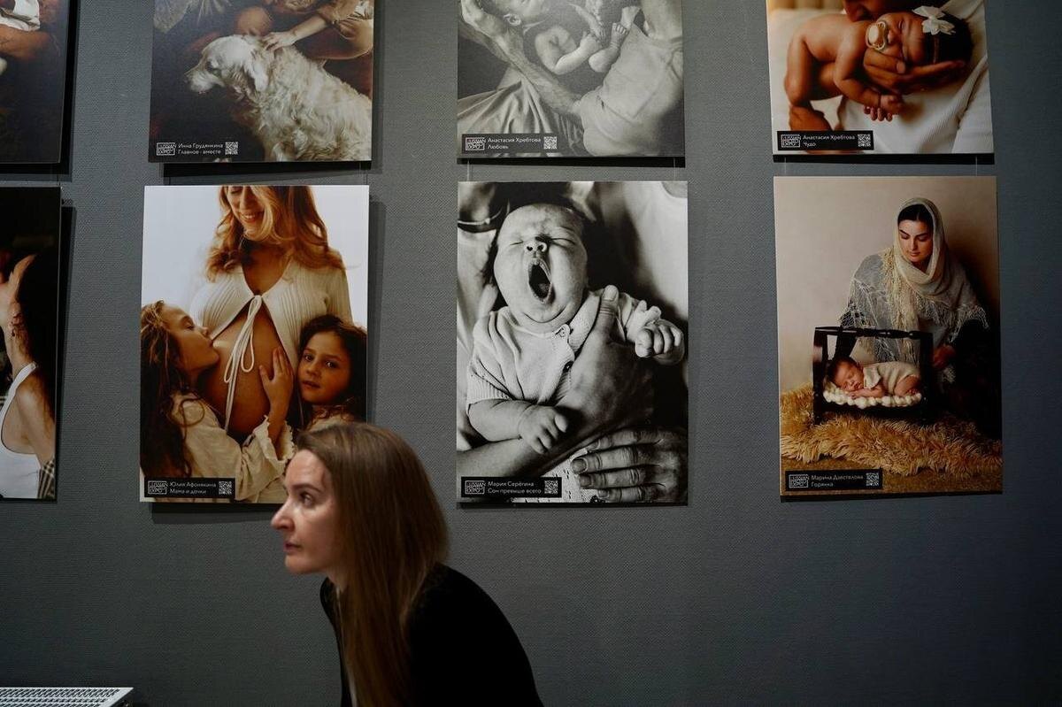 Посередине — работа Марии Серёгиной «Сон превыше всего». Фото: Павел Даиси / MR7