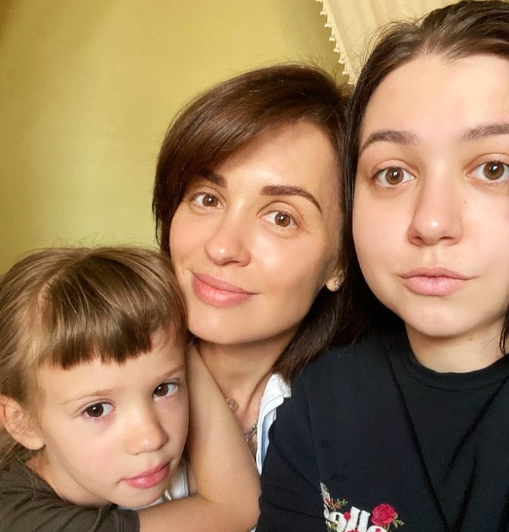 на фото Ирина Муромцева и ее дочери 