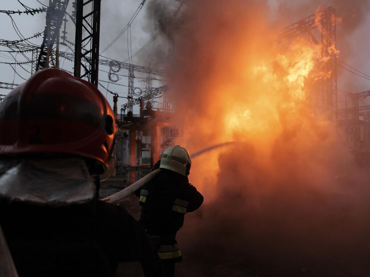    Украинские пожарные ликвидируют возгорание на электростанции© AP Photo / Yakiv Liashenko