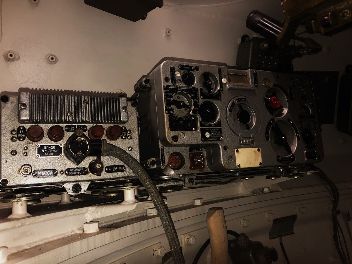 Радиостанция Р-123М ( справа) и блок питания.
