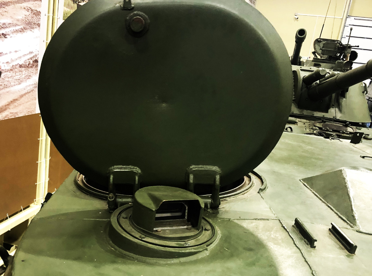 Установка прибора наблюдения МК-4 перед люком заряжающего на крыше башни.