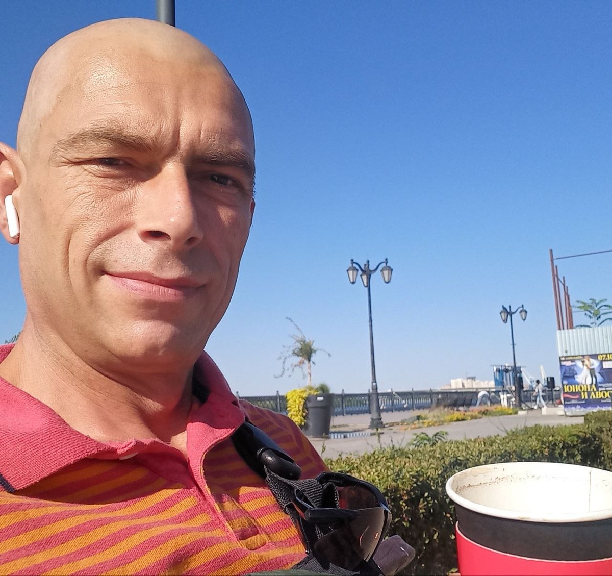 Из тех фото, что для интервью послал Иван, становится ясно, что кофе он всё-таки пьёт.))