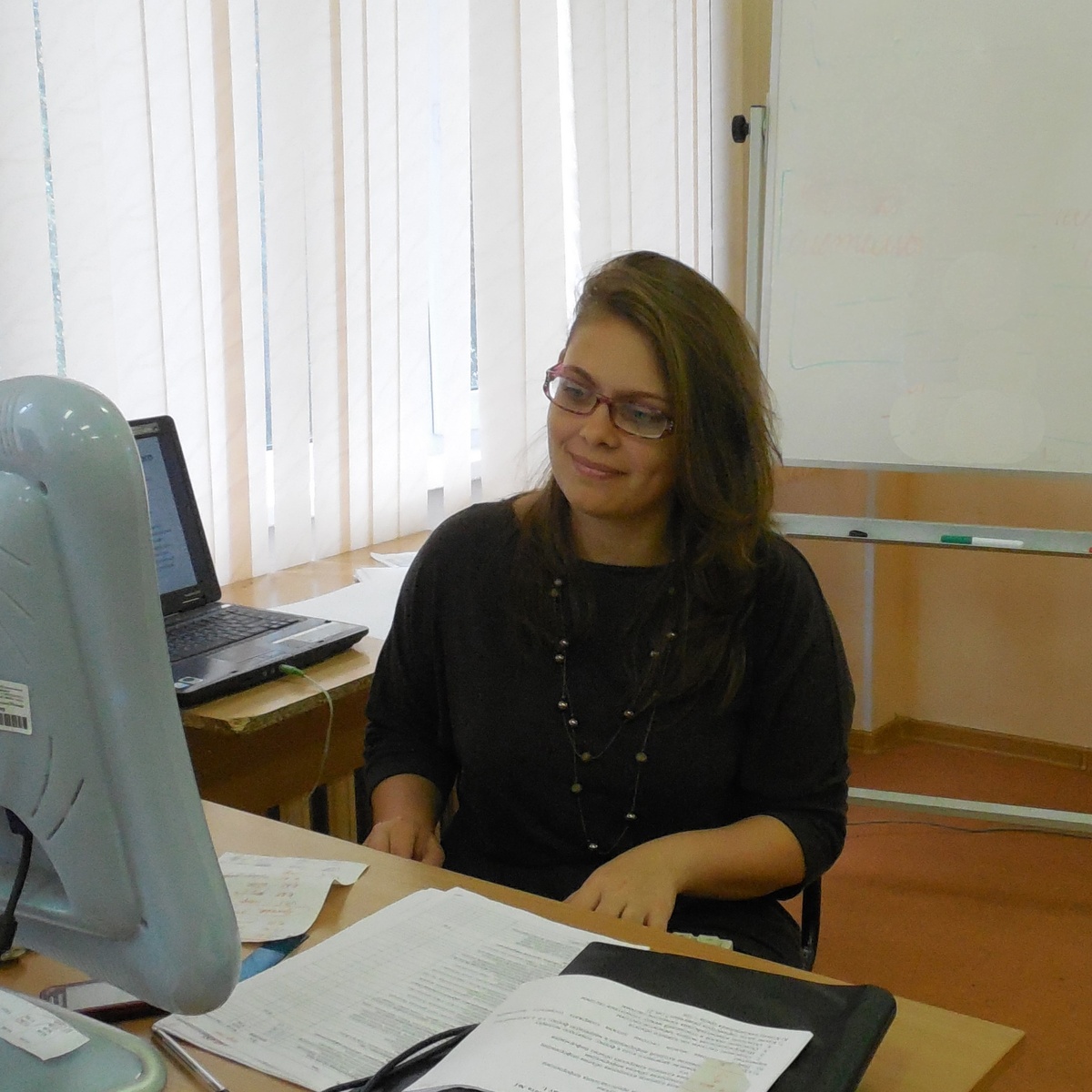 На рабочем месте, первый год работы - еще воодушевленная и с целями