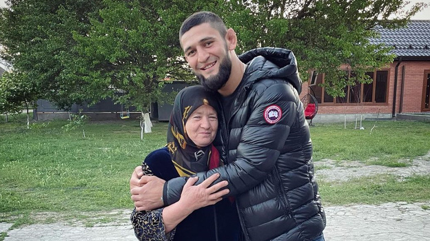    Хамзат Чимаев со своей тетей. Соцсети