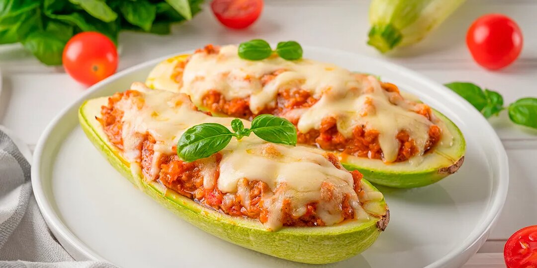 Лодочки из кабачков: 6 рецептов с фаршем, сыром, помидорами — варианты, которые стоит приготовить — читать на Gastronom.ru