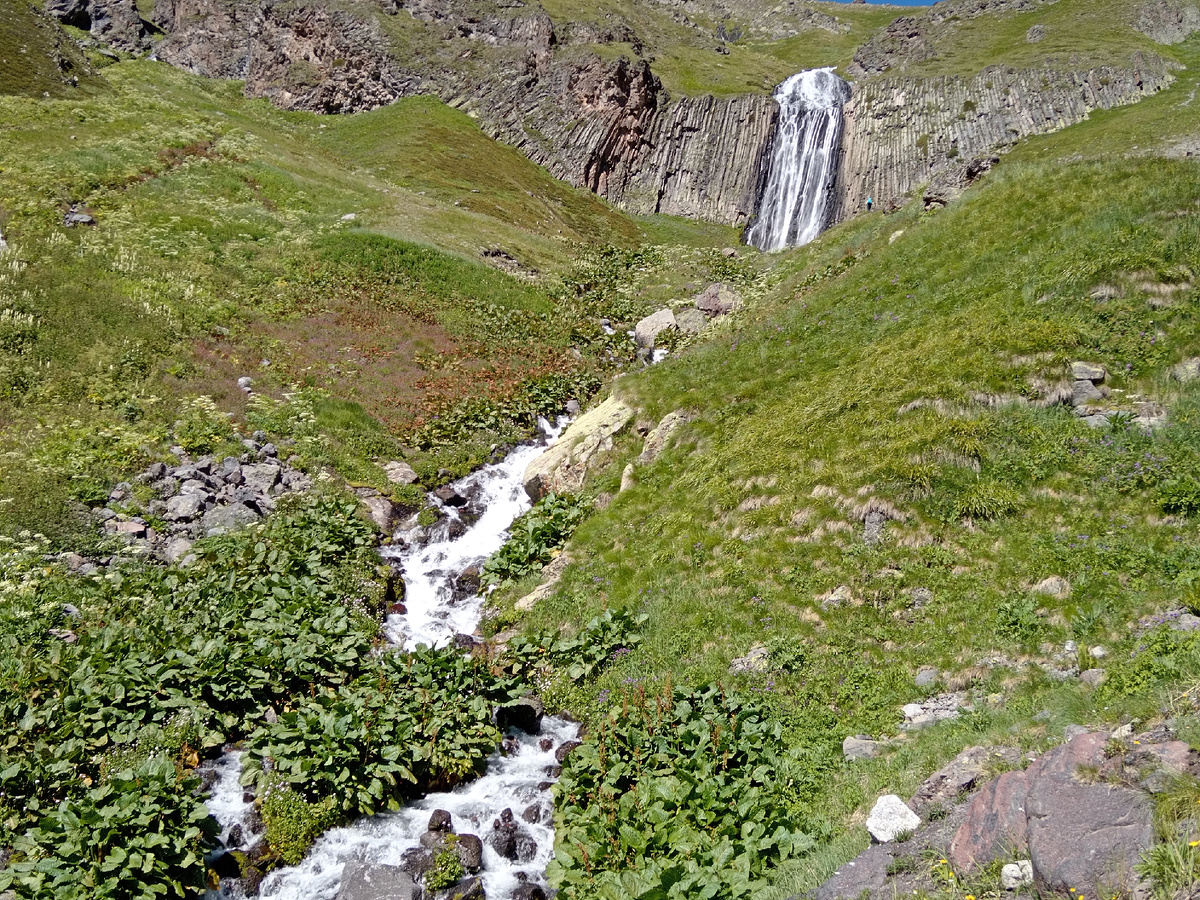 Водопад Терскол в ущелье Терскол. Фото автора от июля 2024г. 