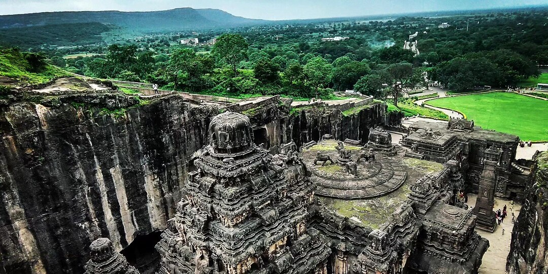 Храм Кайласа: как этот огромный шедевер был высечен из цельной скалы?