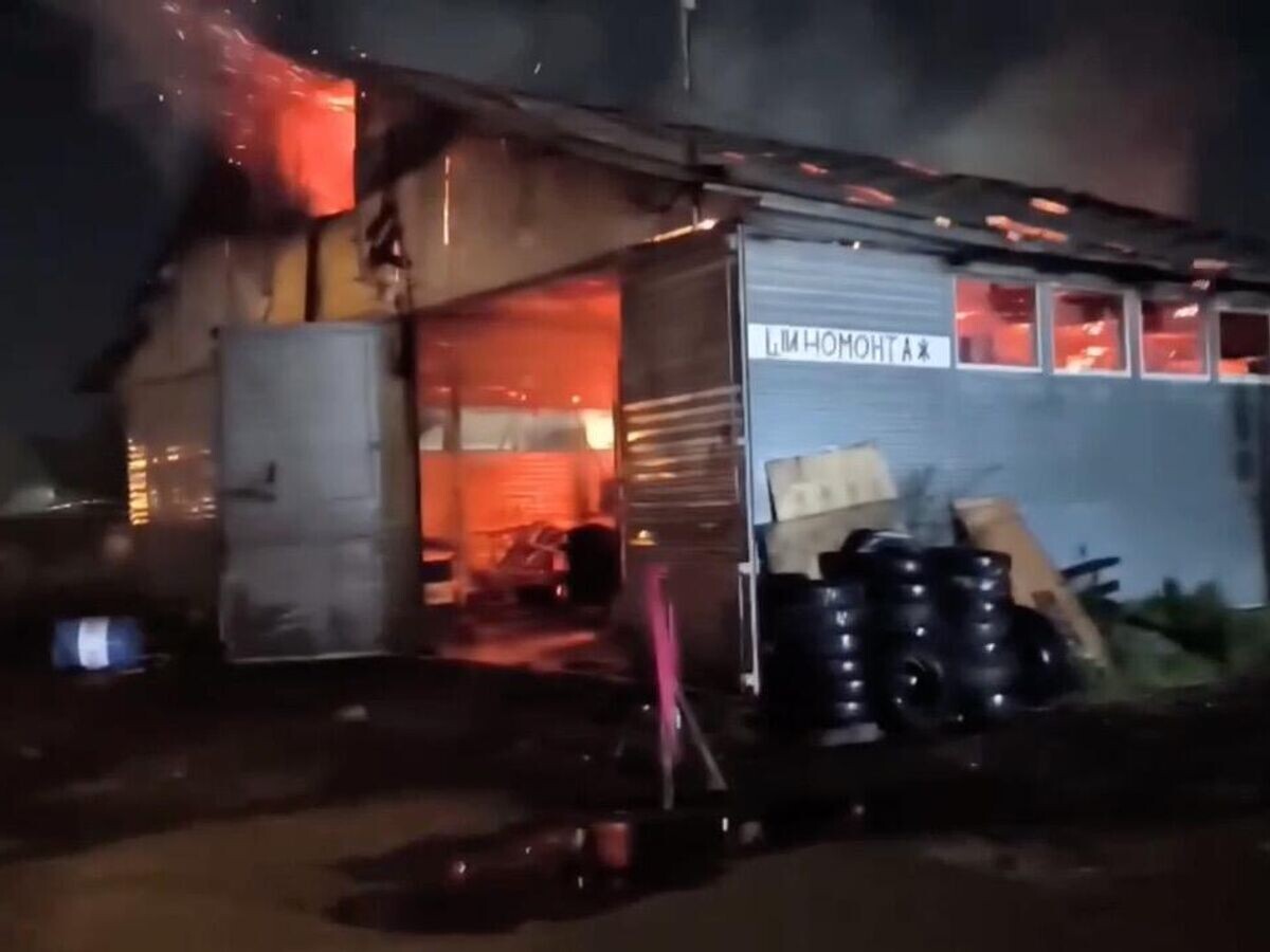    Место пожара в автосервисе в Ярославле© МЧС России/Telegram