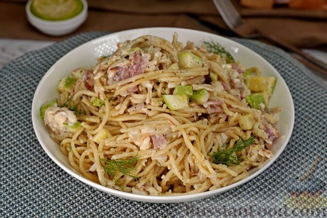 спагетти, бекон, кабачки, лук репчатый, сыр копчёный, сливки, масло сливочное, масло растительное, соль, перец чёрный молотый, чеснок сушёный молотый, приправа для овощей