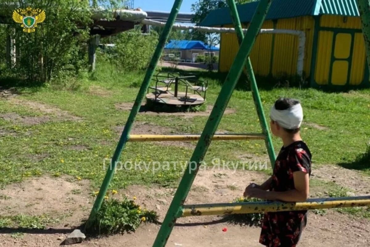    В Якутии прокуратура взыскала компенсацию пострадавшему на качелях ребёнку