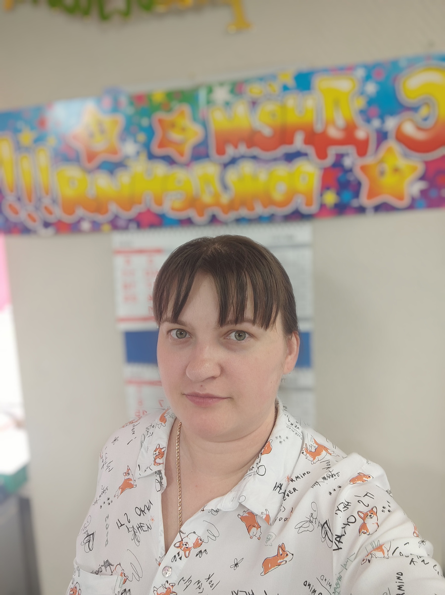 Обратите внимание на рубашку. У нас жёсткий дресс-код - светлый верх и темный низ. Но я иногда хитрю и надеваю рубашку с таким рисунком. 