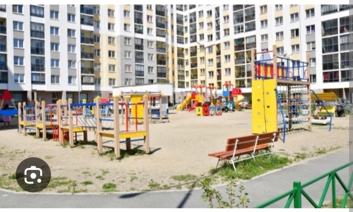 Наш дом и детская площадка во дворе