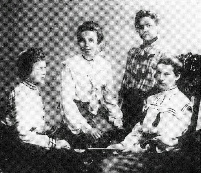 На снимке слева направо: Герта Вейденбах, Лизель Вихерт, Трюдель Хенниг, Лотта Матерн.