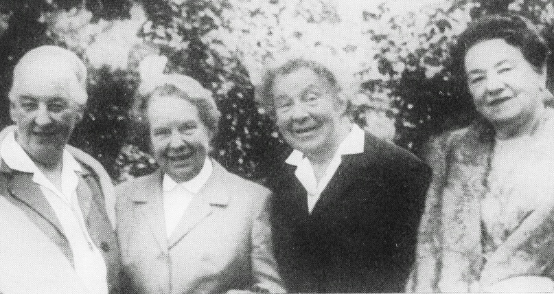 Юные дамы с предыдущего снимка спустя 60 лет (Бад Пирмонт, 1962 год). Слева направо: Шарлотта (Лотта) Кройцбергер (ур. Матерн), Трюдель Бьен (ур. Хенниг), Герта Кадгиен (ур. Вейденбах), Лизель Шлютер (ур. Вихерт).