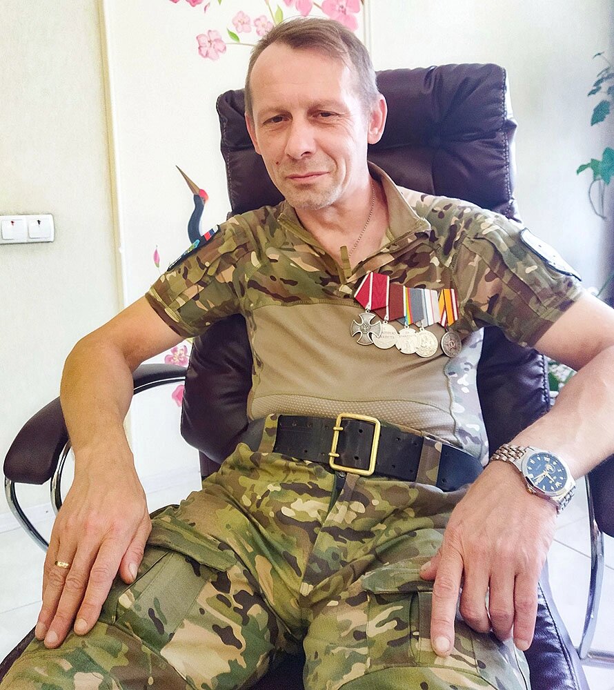    Владимир Акимушкин недавно приехал с передовой. Фото: Из личного архивa/ Наталья Дрёмова.
