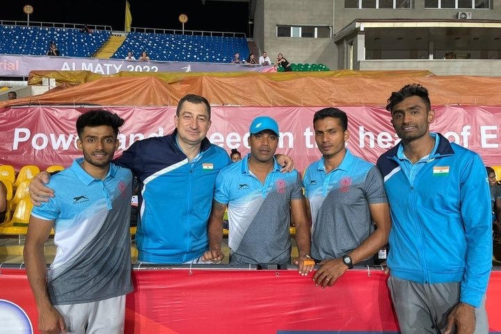 Денис Капустин с подопечными. Фото: предоставлено Денисом Капустиным