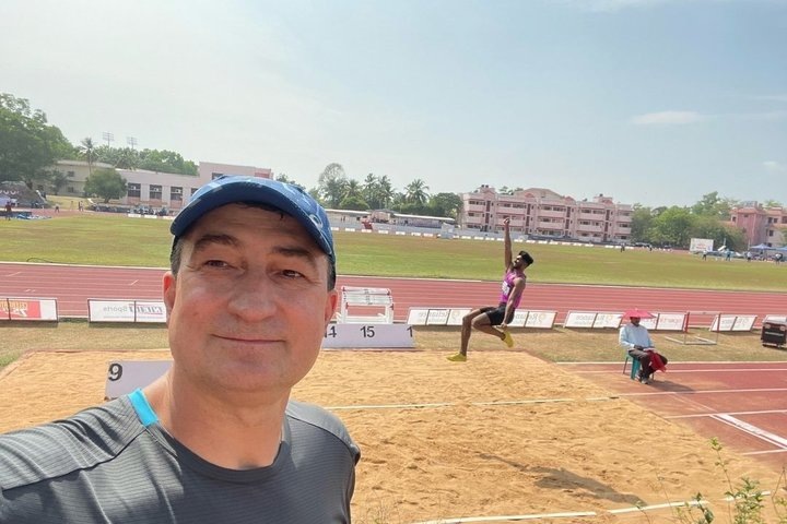 На тренировке, на фоне прыгающего подопечного. предоставлено Денисом Капустиным