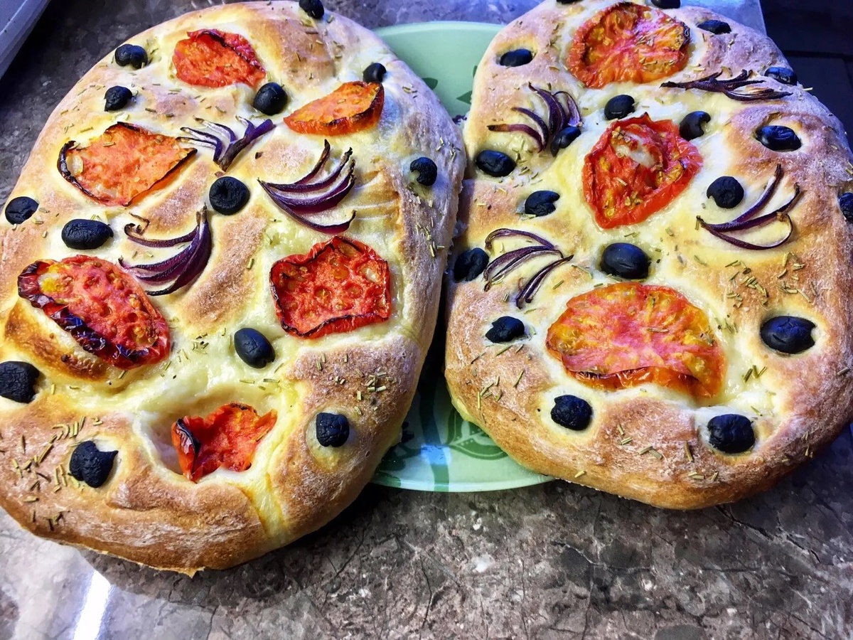 Розмарин, фиолетовый лук, маслины, томатные слайсы 