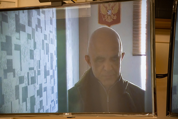    Энгель Фаттахов смотрел на участников процесса через экран телевизора: из-за проблем с сердцем его оперативно отправили в больницу для осужденных