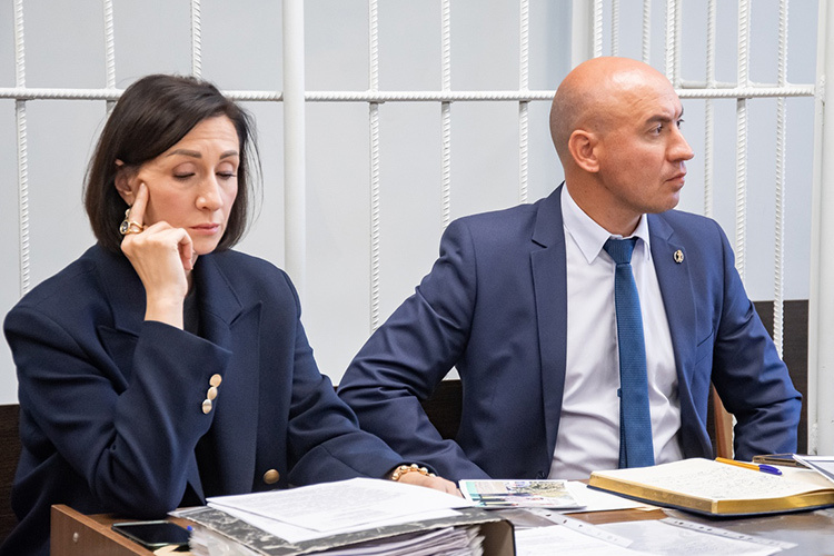    Отстаивать интересы экс-чиновника предстояло, как и на августовском обжаловании, двум адвокатам — Руслану Сафину и Рушане Камаловой